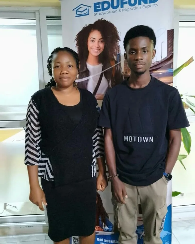 Student meeting an Edufund advisor